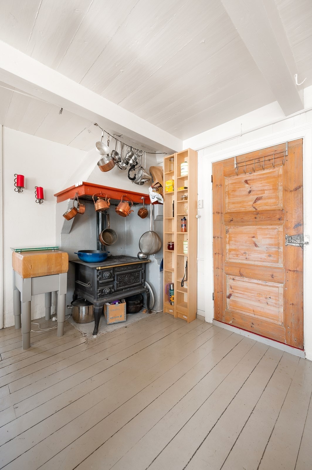 Vedkomfyr på kjøkkenet Galleribilde