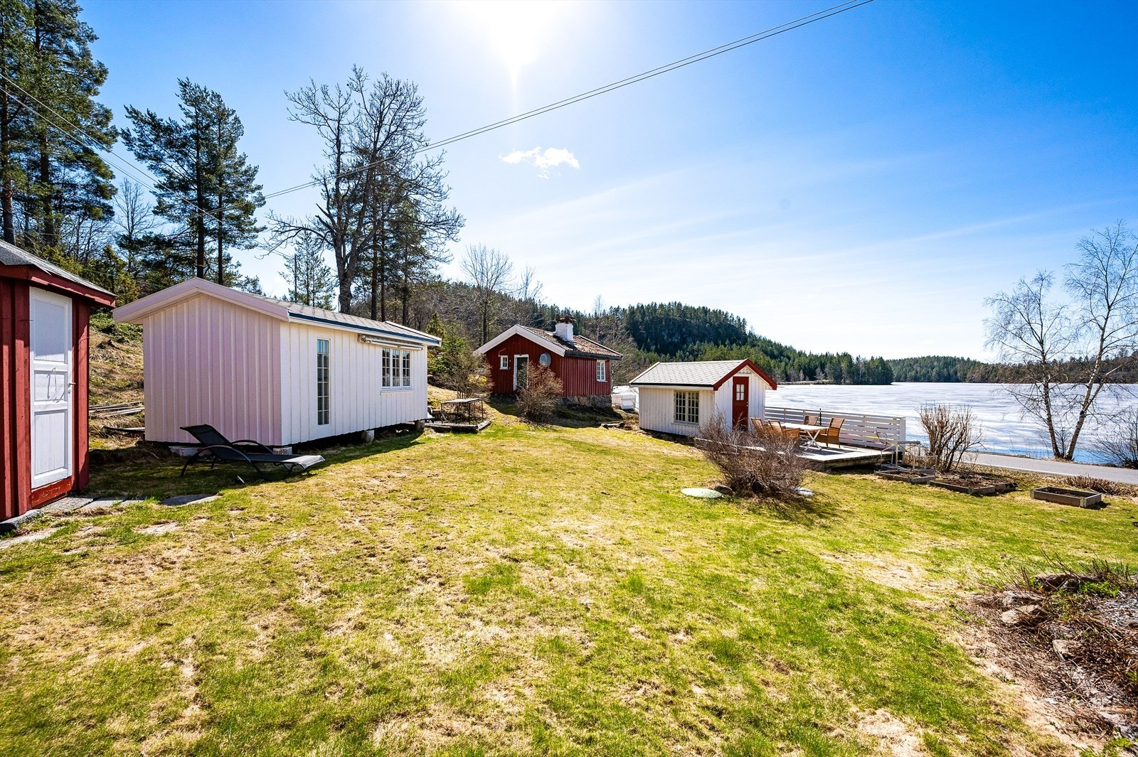 Del av lysthus, 2 hytter og bryggerhus Galleribilde