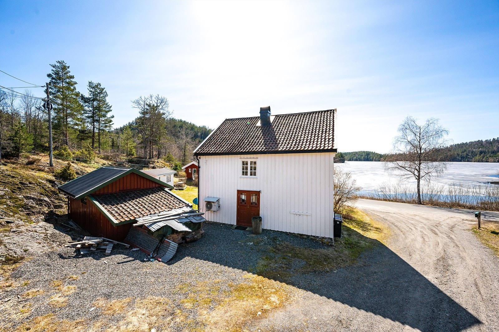 Adkomst fra offentlig vei - Gruset biloppstillingsplass Galleribilde