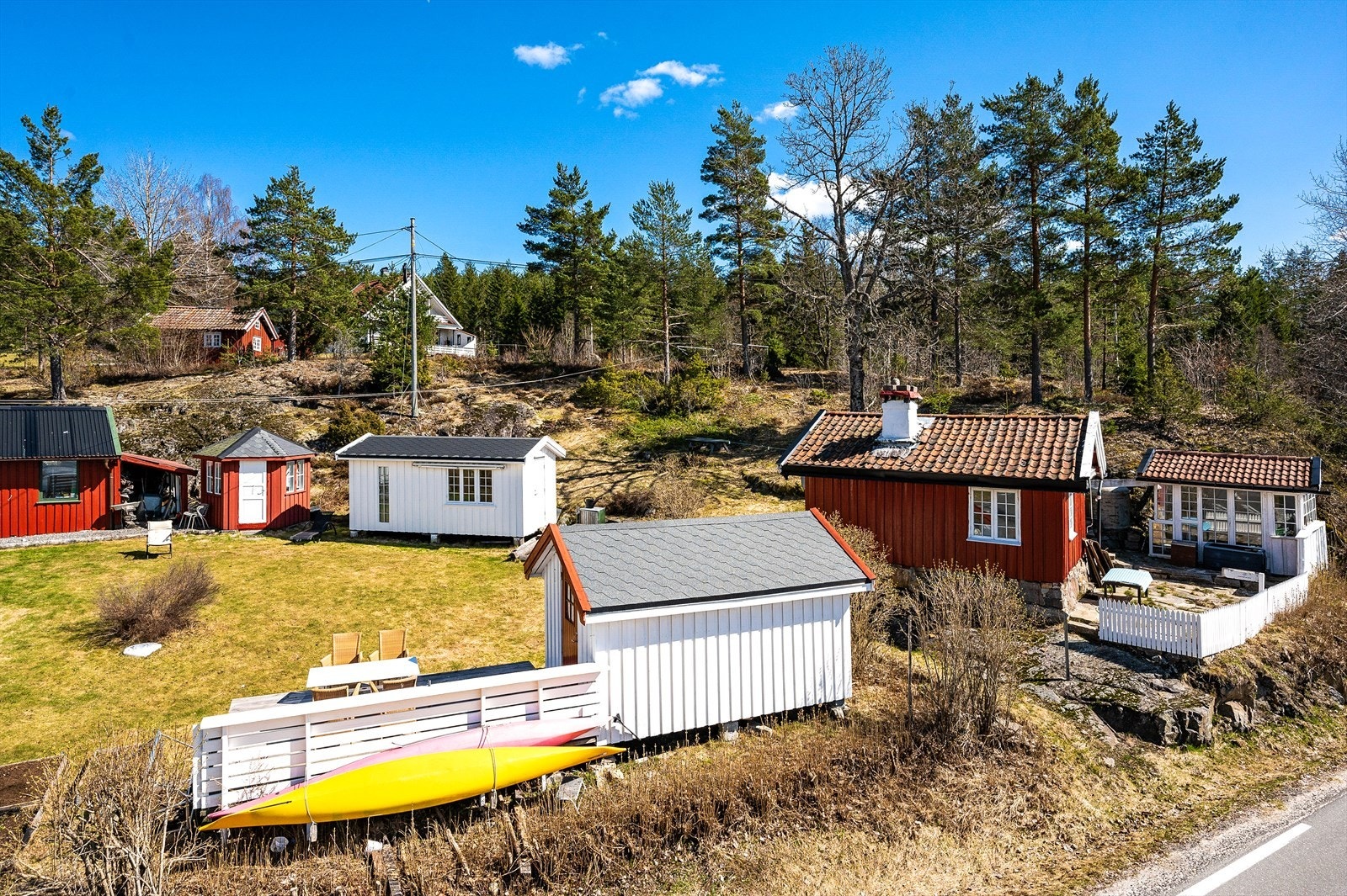 Redskapsbod, lysthus, 2 hytter, bryggerhus og hagestue Galleribilde