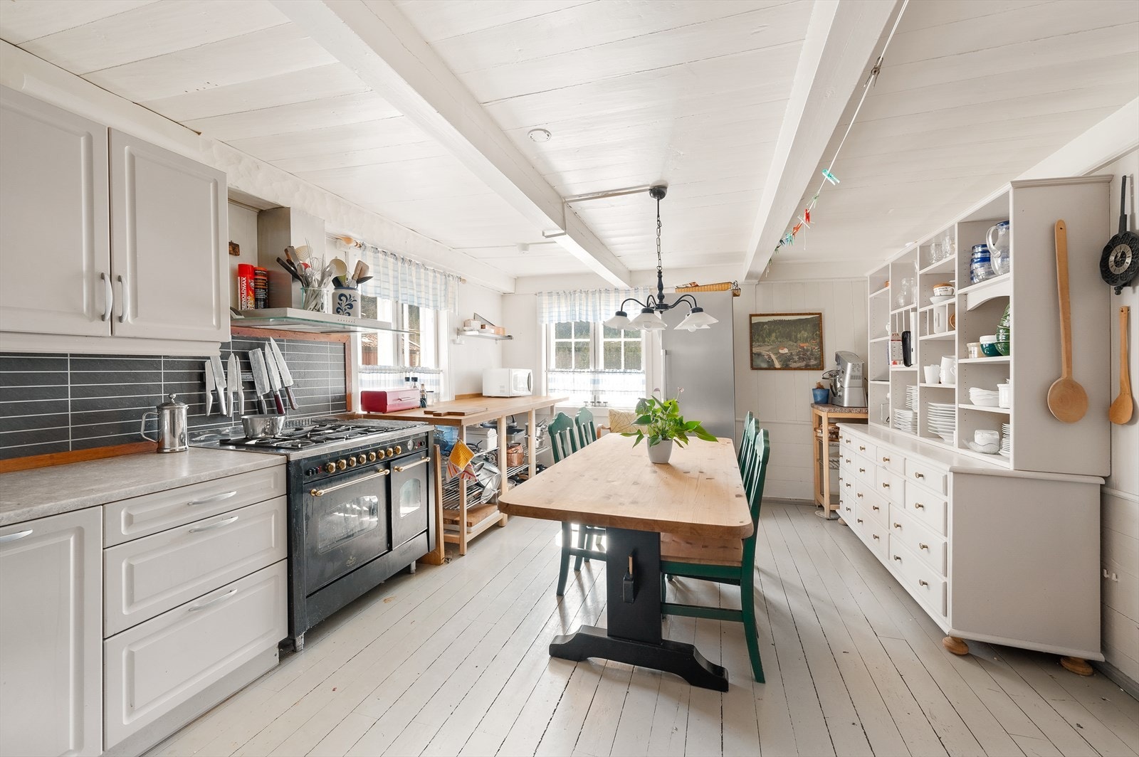 Grå kjøkkeninnredning med profilerte fronter. Gasskomfyr og vanlig komfyr Galleribilde