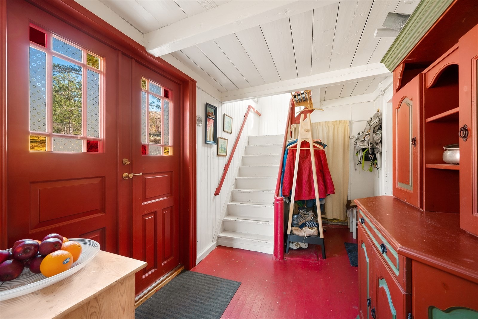 Entre med trapp til 2.etasje Galleribilde