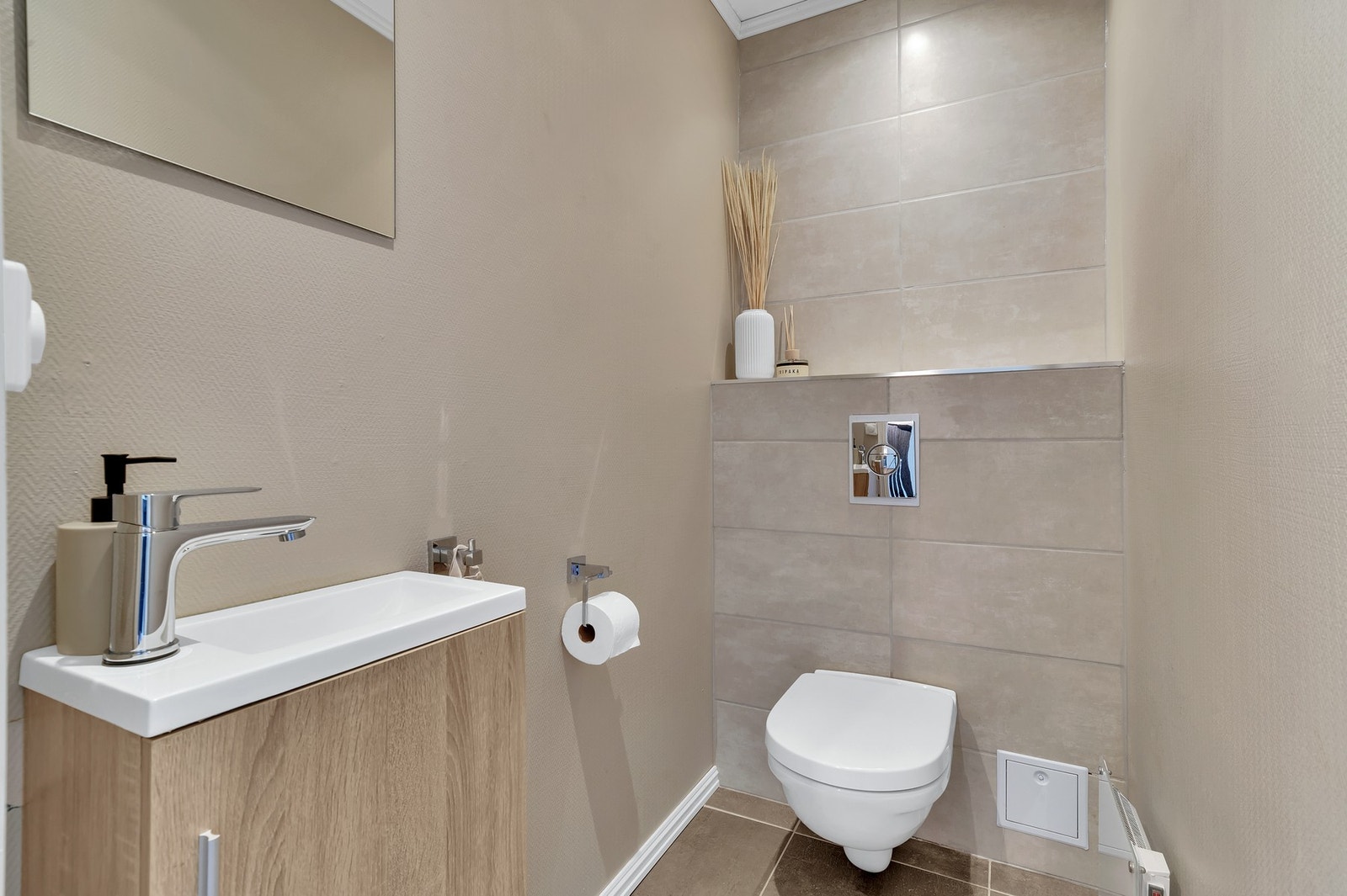Pent WC med eget servant. Galleribilde