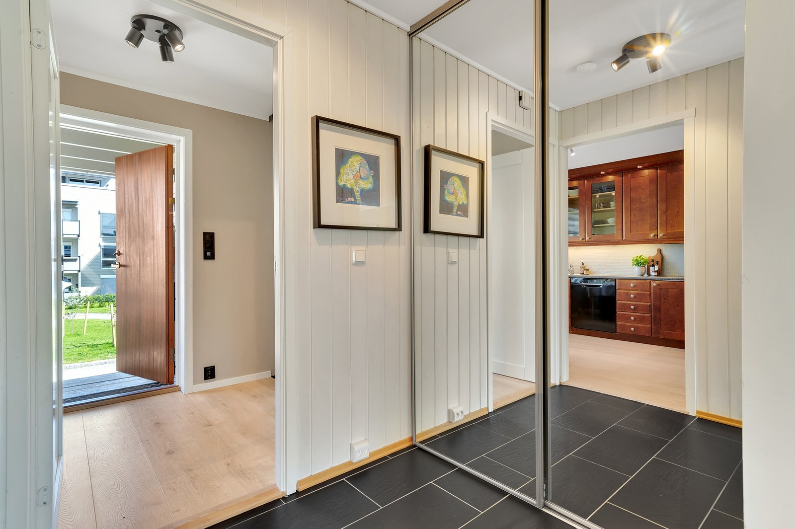 Romslig entré med god plass til å henge fra seg klær og sko. Praktisk skyvedørsgarderobe som medfølger salget. Galleribilde