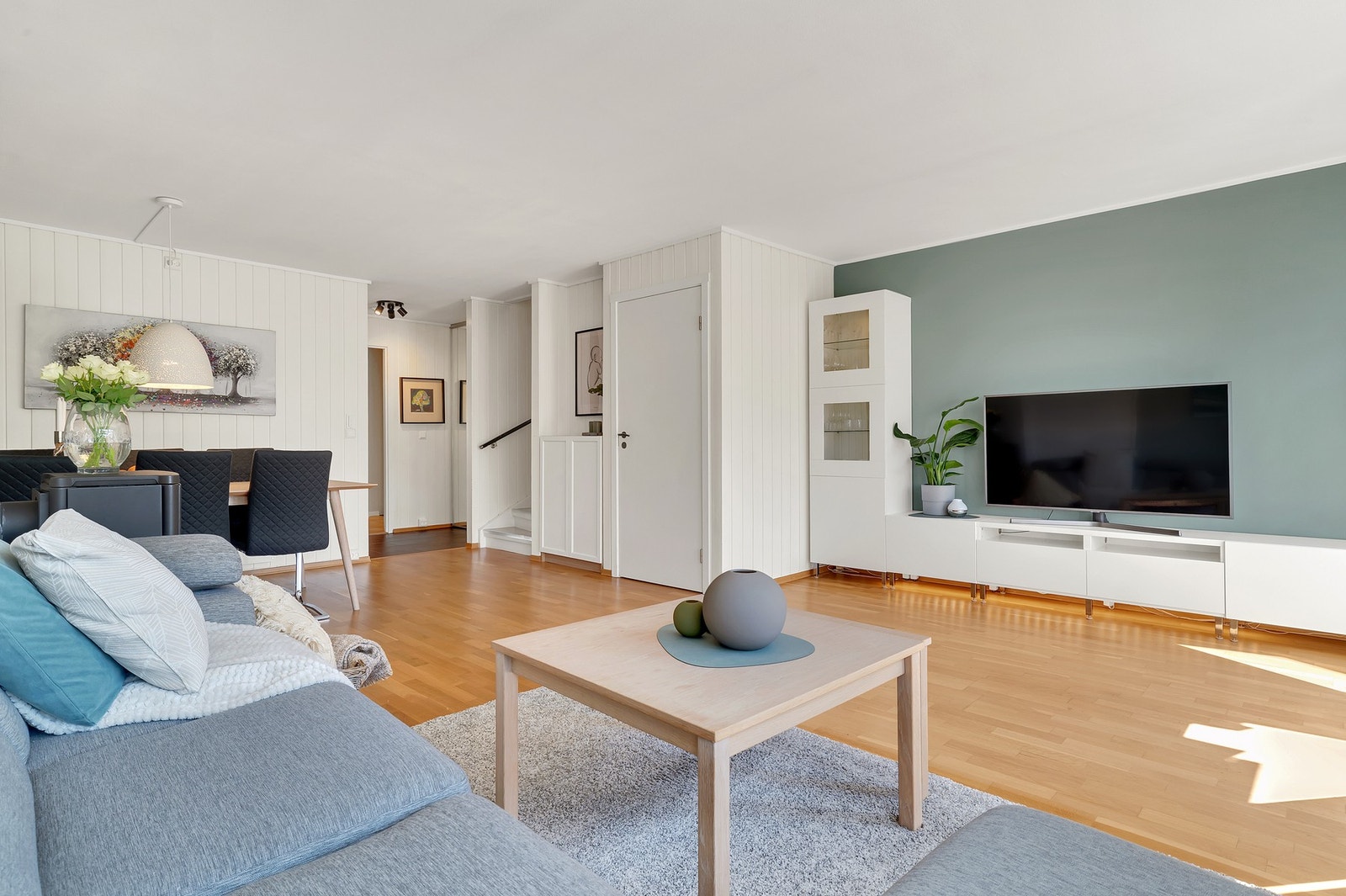 I 1. etasjen har man stue, entré, kjøkken og bod. Galleribilde