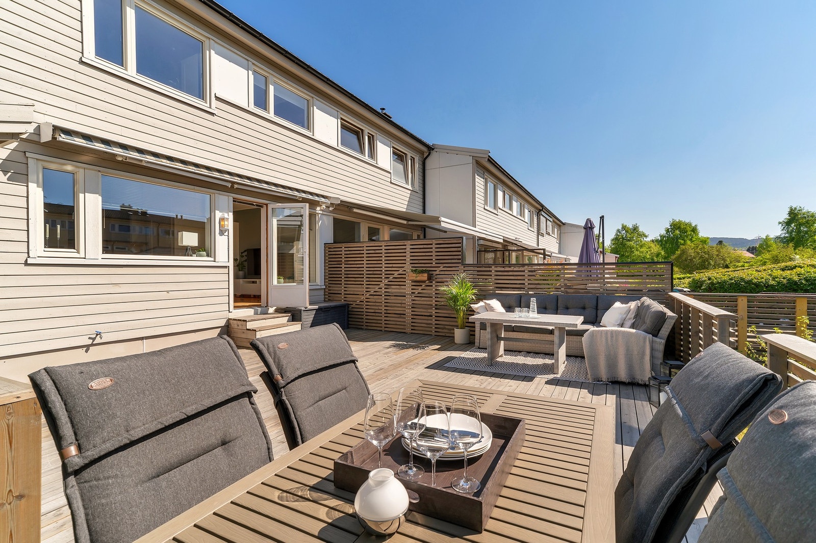 Terrasse på hele 50kvm med god plass til ulike soner og hageflekk. Galleribilde