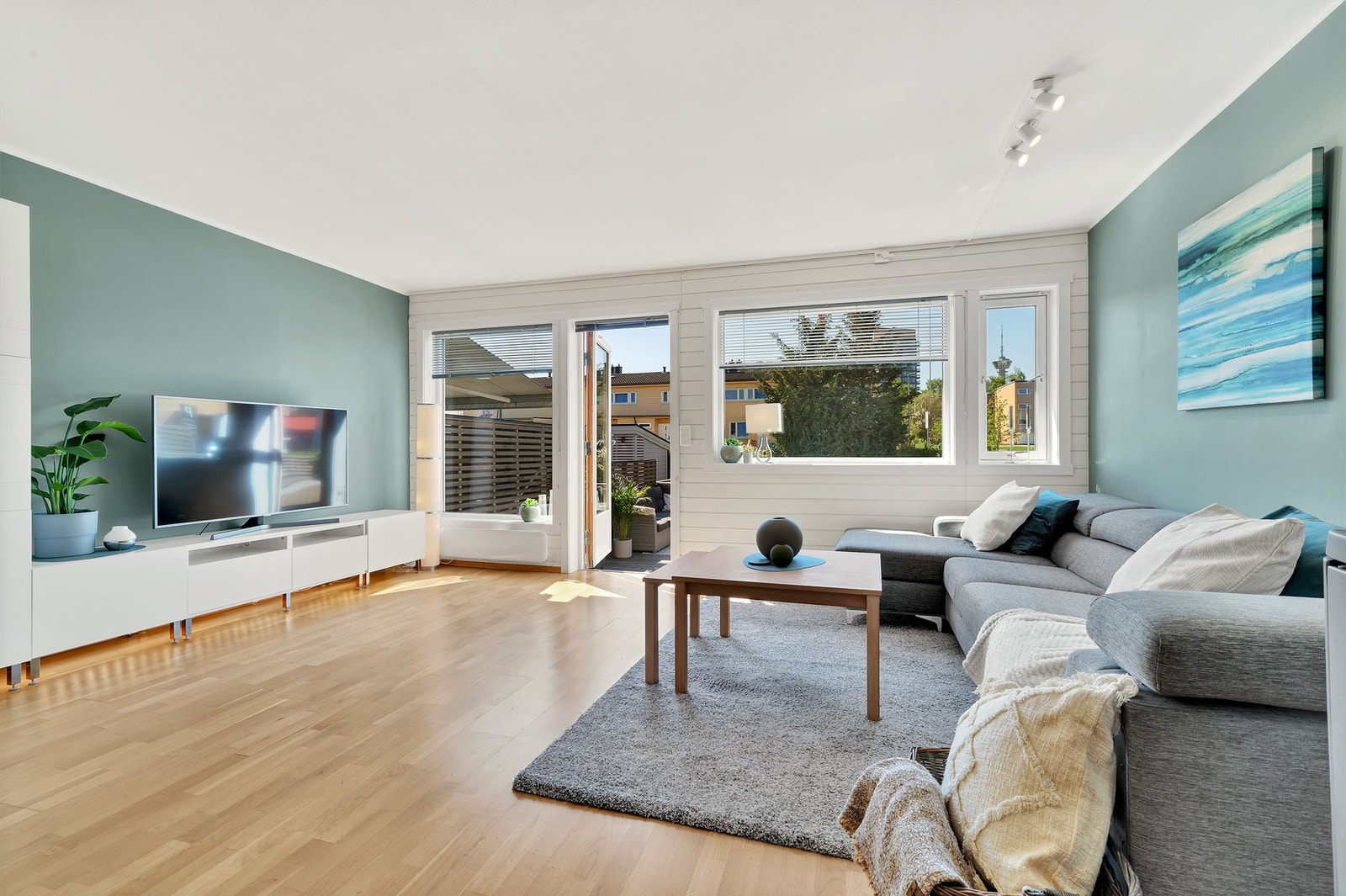 Stor stue med god plass til sofagruppe og spisebord. Fra stua er det utgang til solrik terrasse. Galleribilde