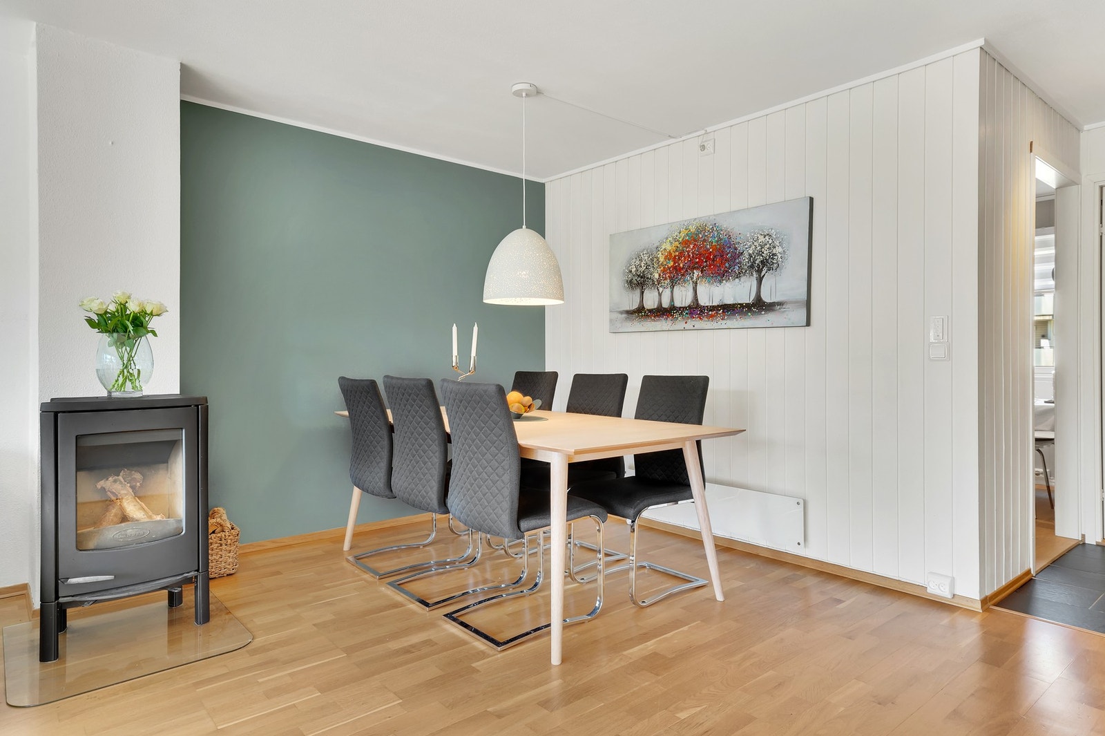 Av oppvarmingskilder er det vedovn og elektrisk oppvarming. Galleribilde