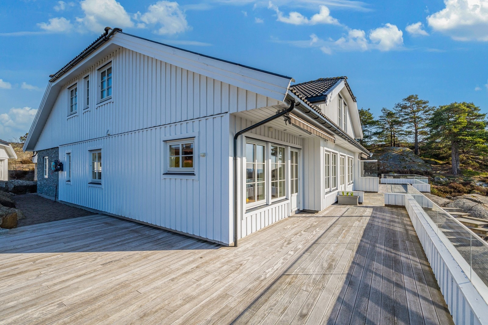 Stor. solrik uteplass - Nord Galleribilde