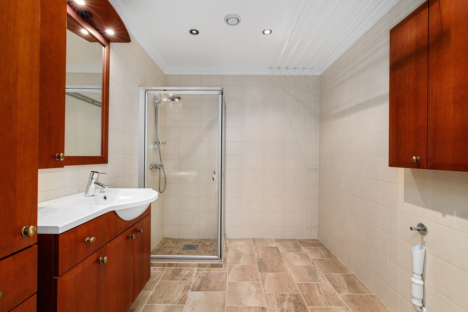 Stort bad med opplegg for vaskemaskin 1. etg - Syd Galleribilde