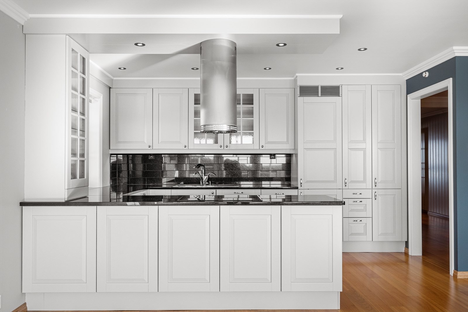 Kjøkken med god skapplass, integrerte hvitevarer og stein benkeplate - Nord Galleribilde