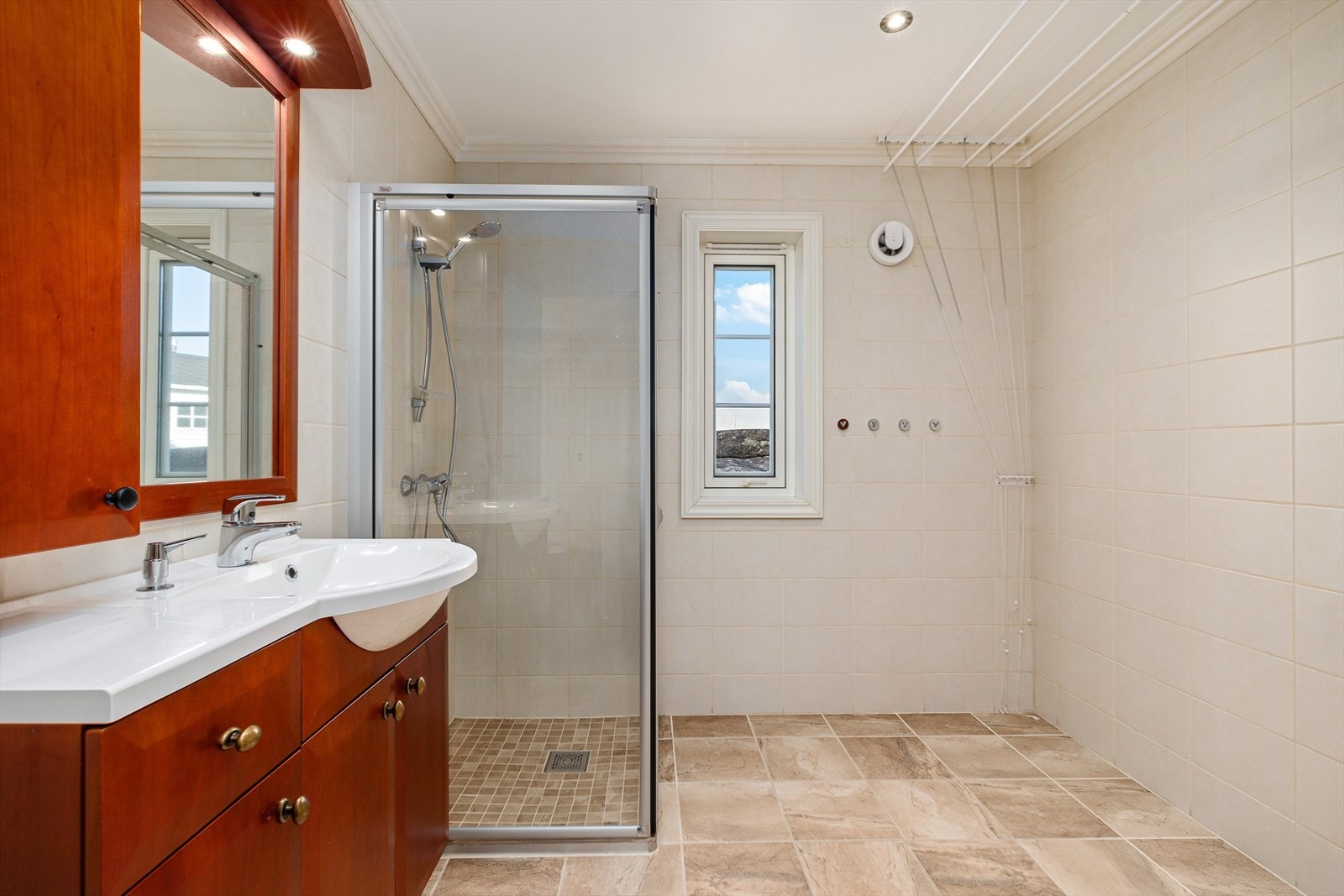 Stort bad med opplegg for vaskemaskin 1. etg - Nord Galleribilde