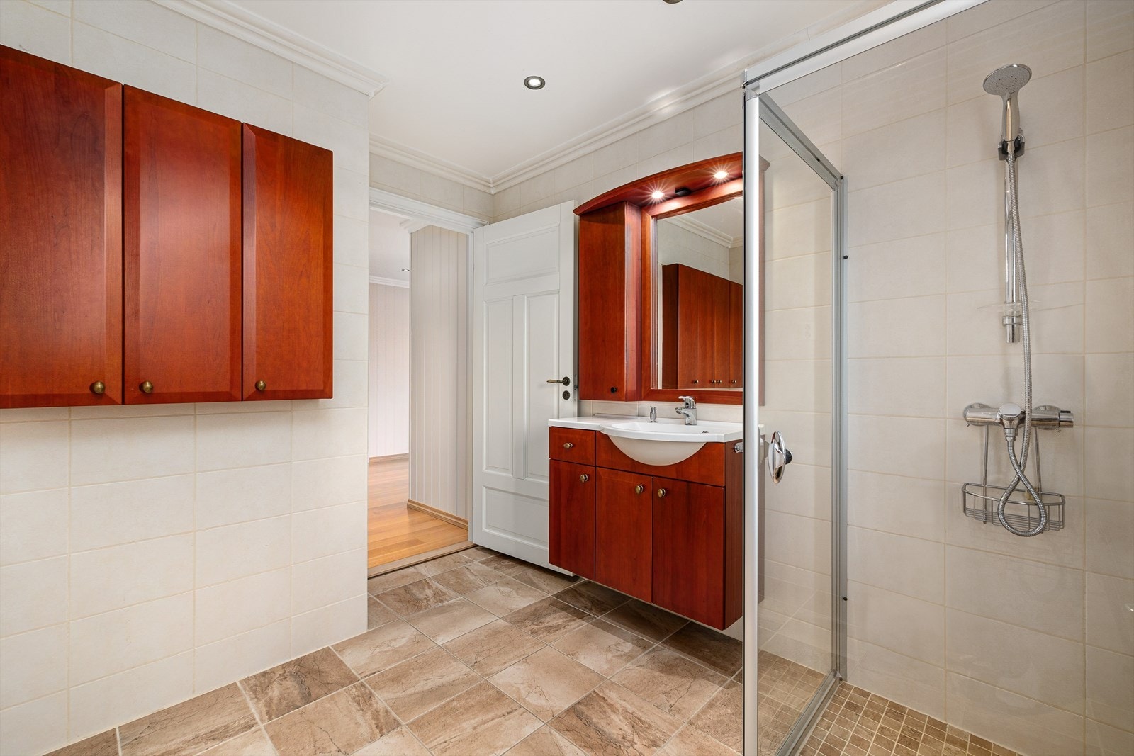 Stort bad med opplegg for vaskemaskin 1. etg - Nord Galleribilde