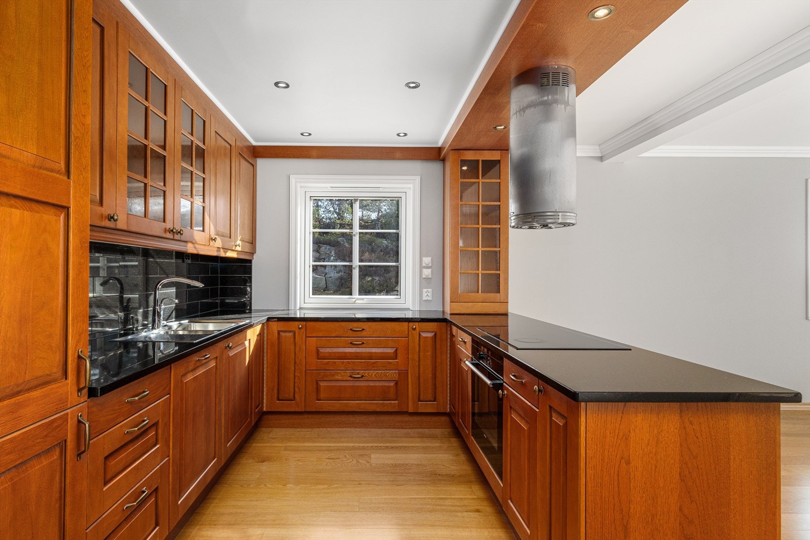 Delikat kjøkken med integrerte hvitevarer og stein benkeplater - Syd Galleribilde