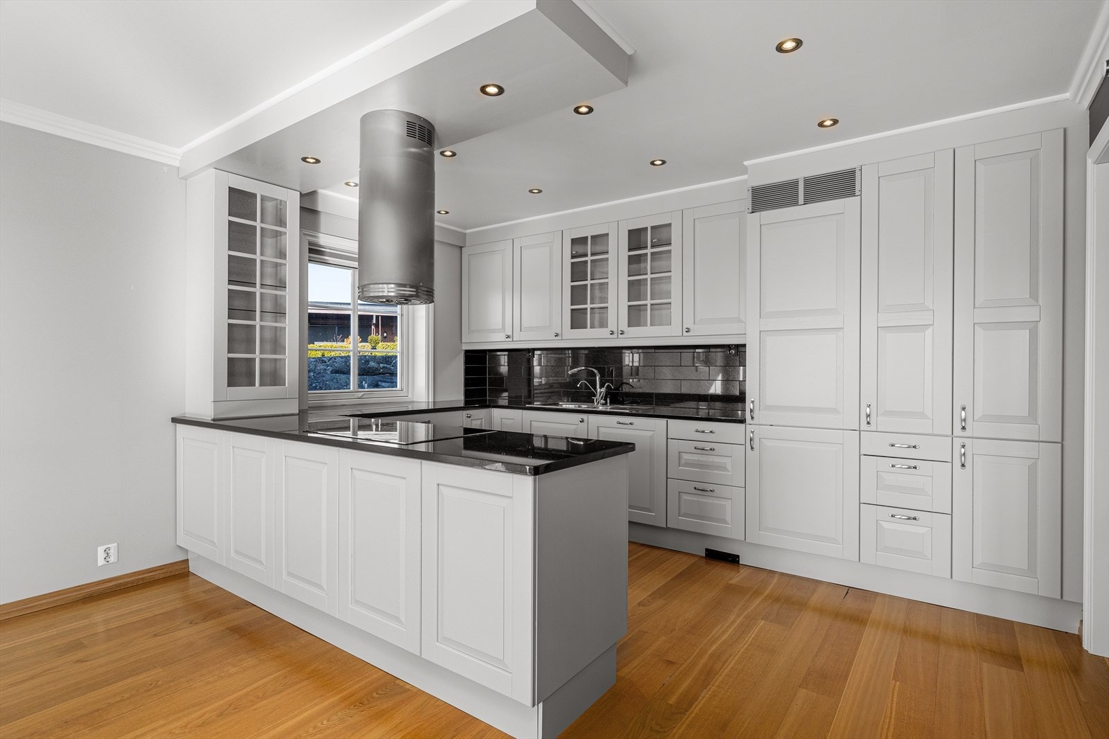 Kjøkken med god skapplass, integrerte hvitevarer og stein benkeplate - Nord Galleribilde