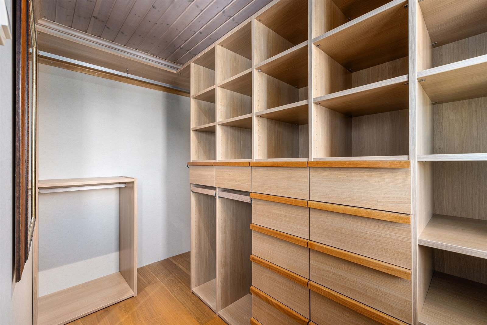 Garderobe for hovedsoverom - Nord Galleribilde