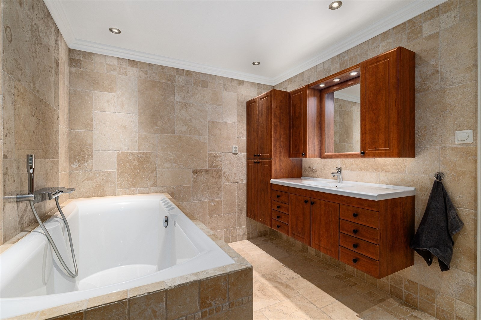 Tiltalende bad med badekar og dusjnisje - baderomsinnredning med god plass - Nord Galleribilde