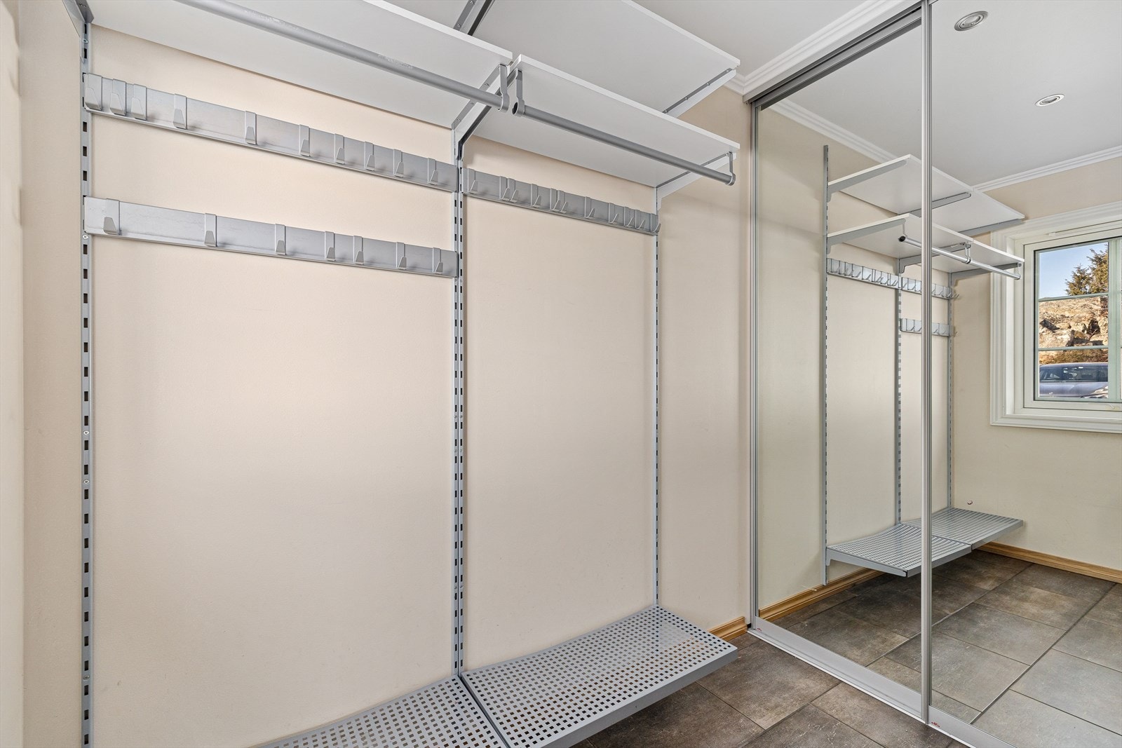 Garderoberom med skyvedørsgarderobe - Nord Galleribilde