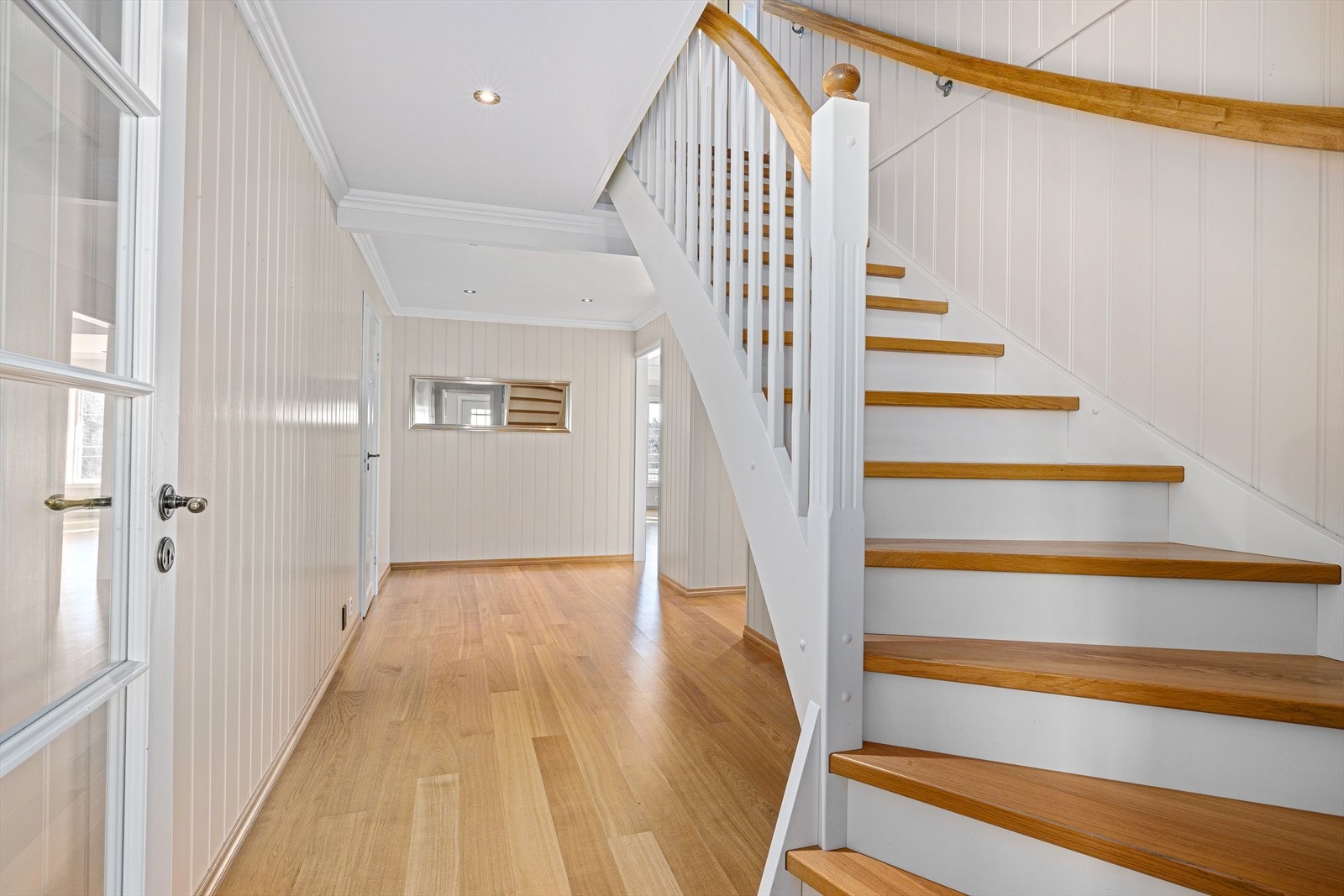 Hall/trapp opp til 2. etg. - Nord Galleribilde