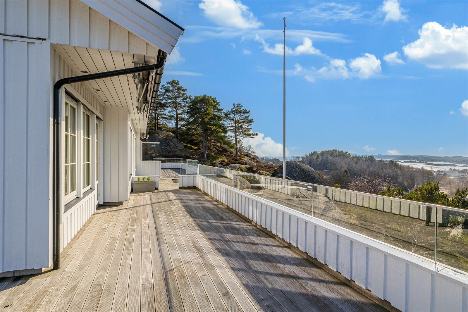 Stor. solrik uteplass - Nord Galleribilde