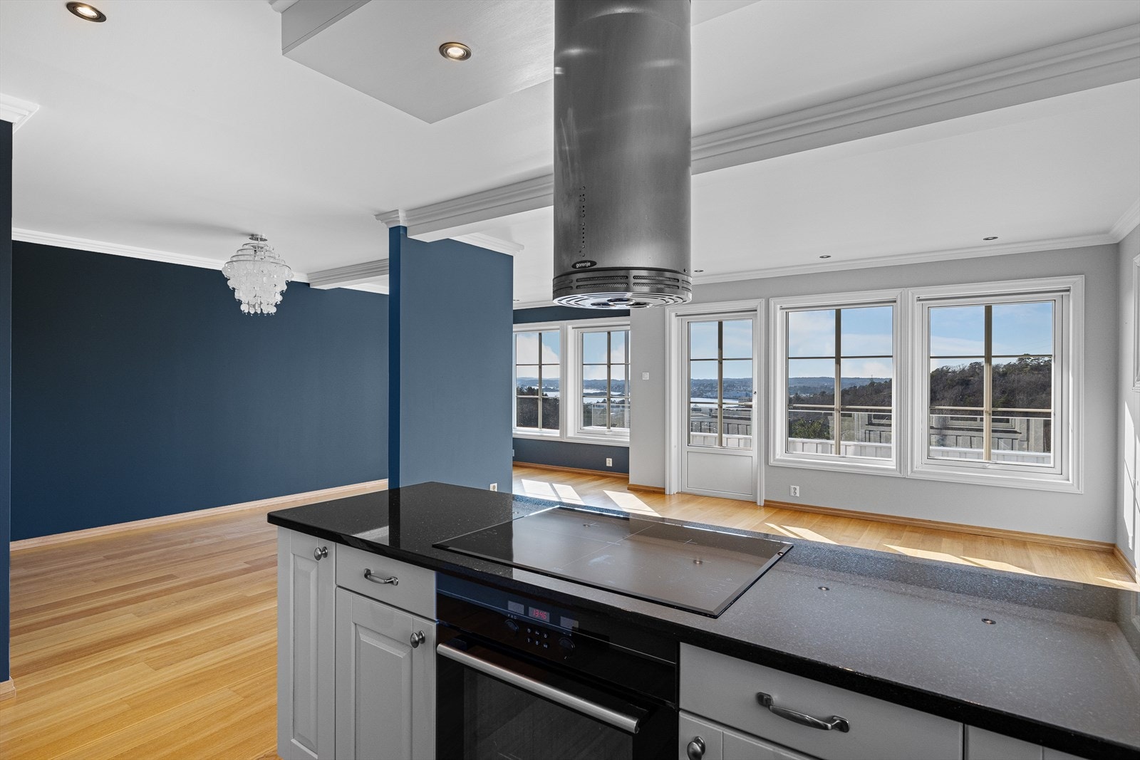 Kjøkken med god benkeplass - flott utsikt - Nord Galleribilde