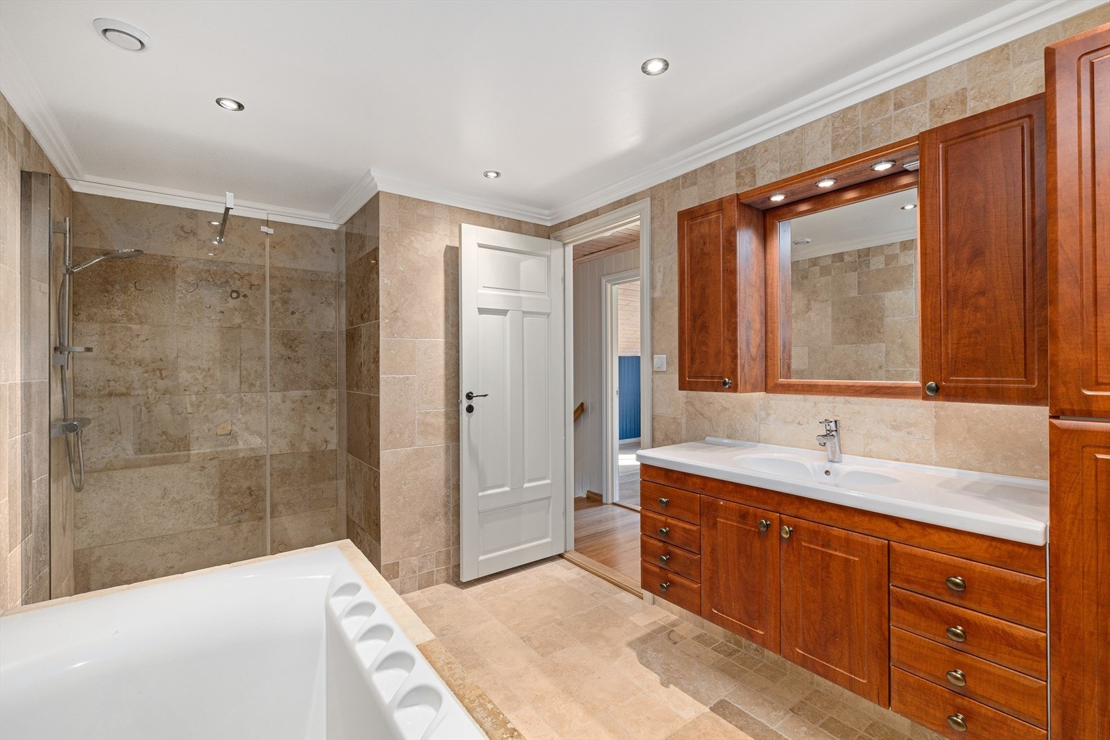 Tiltalende bad med badekar og dusjnisje - baderomsinnredning med god plass - Syd Galleribilde