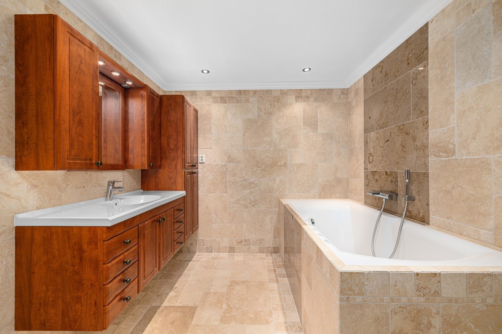 Tiltalende bad med badekar og dusjnisje - baderomsinnredning med god plass - Syd Galleribilde