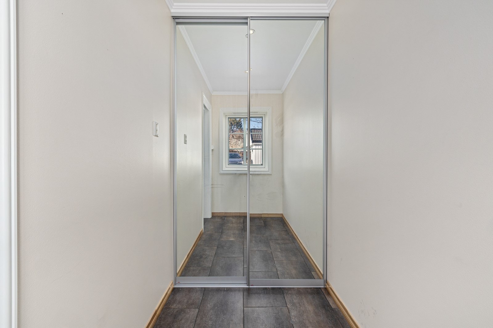 Garderoberom med skyvedørsgarderobe - Syd Galleribilde