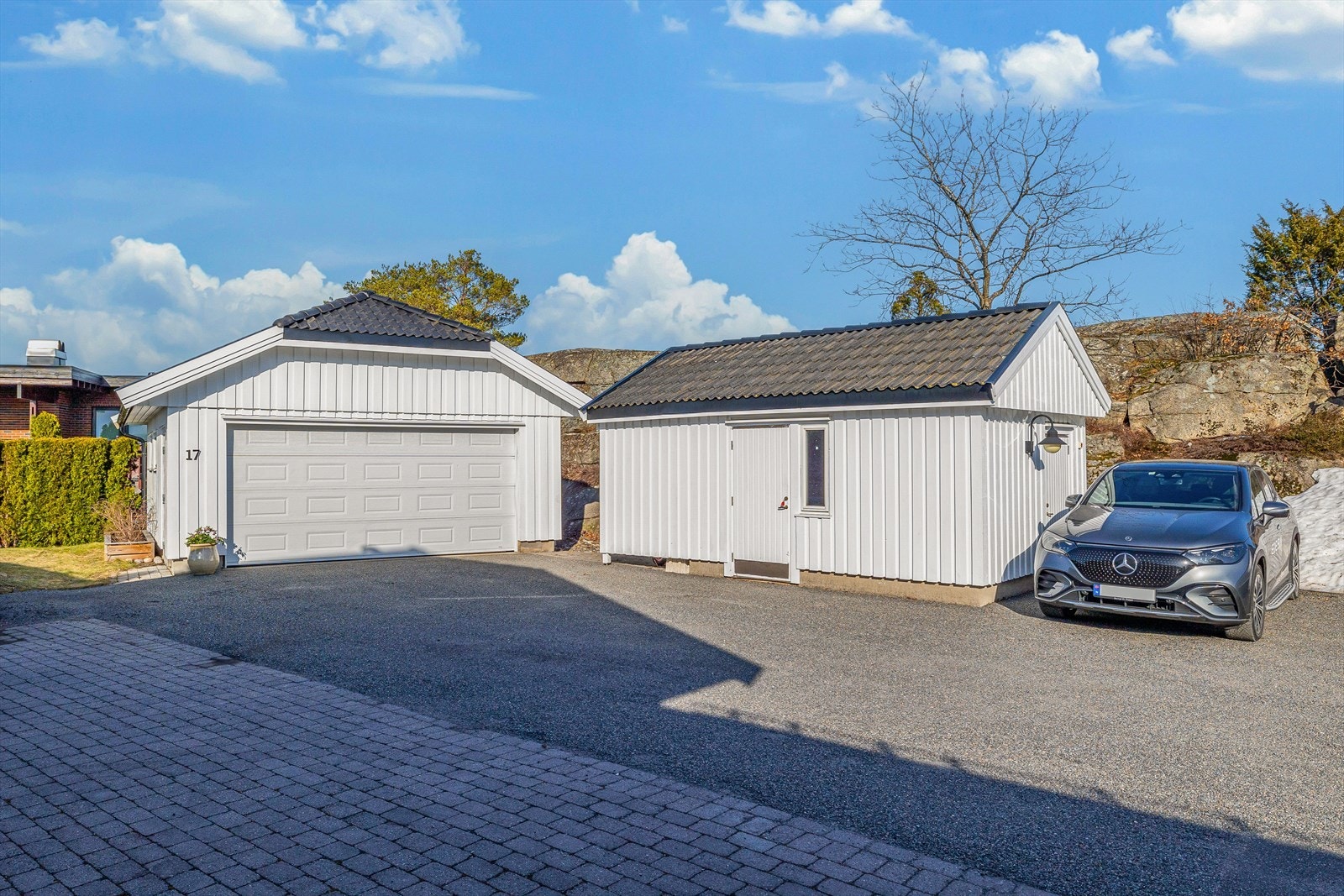 Dobbel garasje og utebod Galleribilde