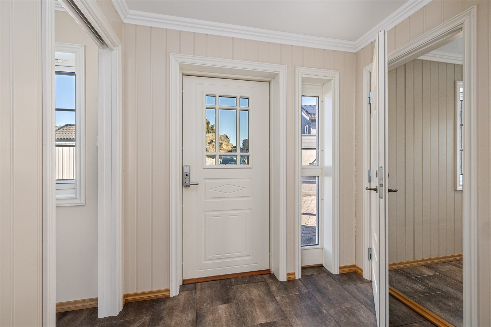 Inngangsparti - innvendig adkomst over til gjesteavdeling/hjemmekontor - Syd Galleribilde