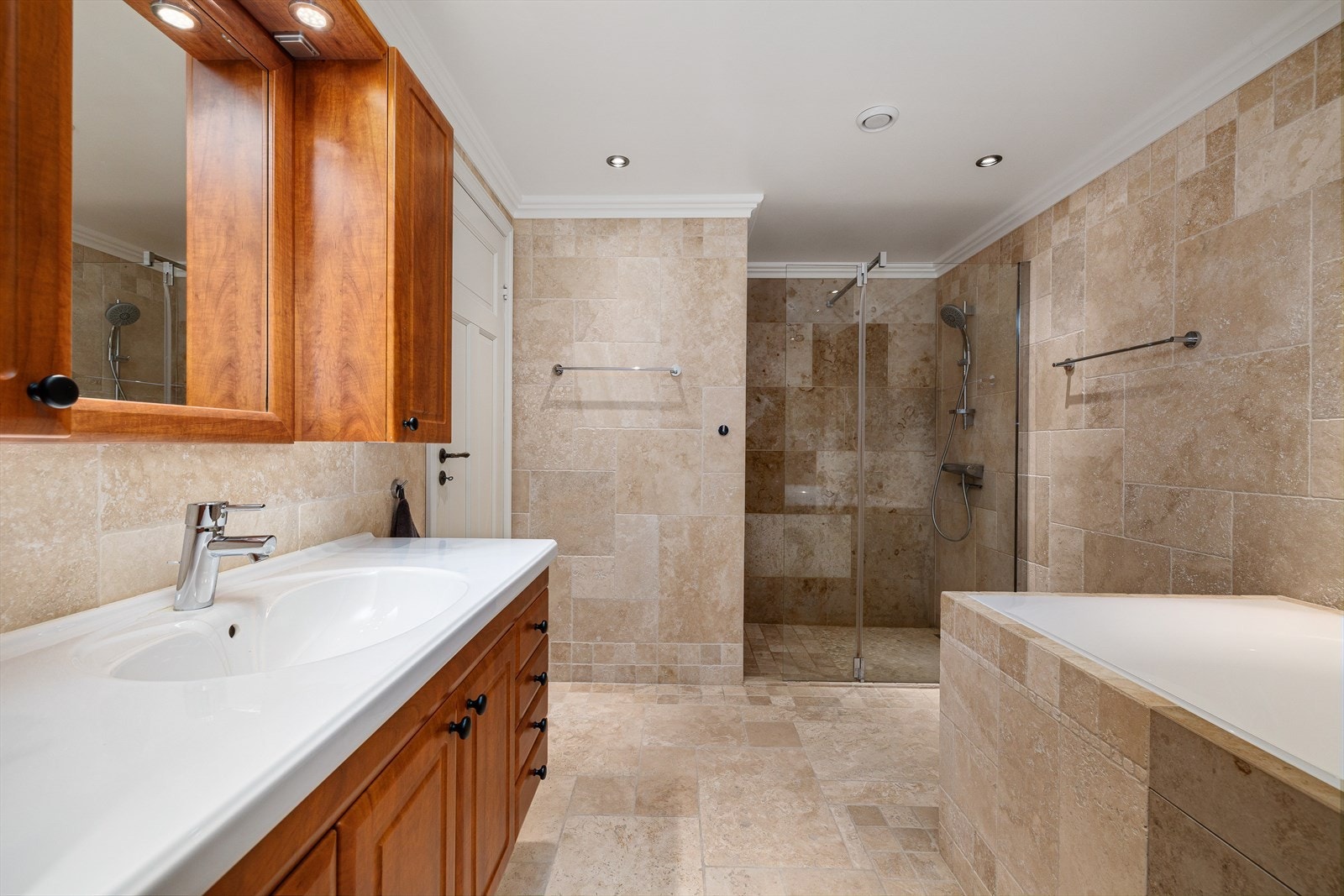 Tiltalende bad med badekar og dusjnisje - baderomsinnredning med god plass - Nord Galleribilde