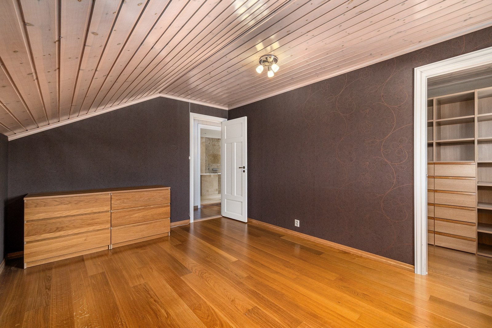 Hovedsoverom med garderoberom - Nord Galleribilde