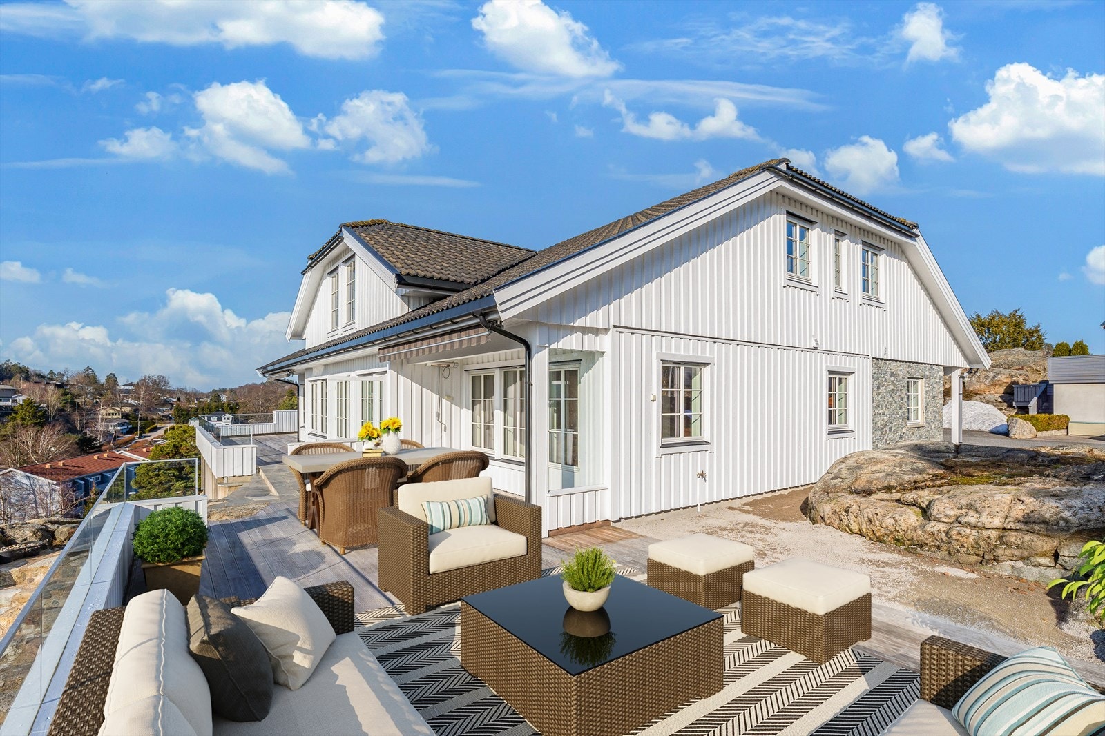 Usjenert uteplass mot syd med fantastiske solforhold. Galleribilde