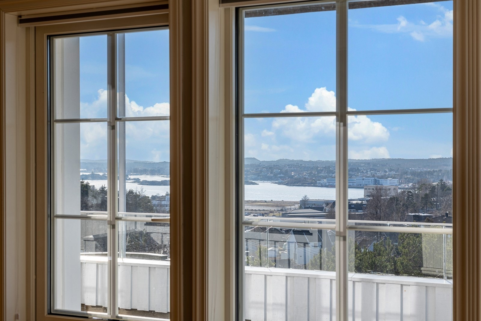 Utsikten kan også nytes innenifra Galleribilde