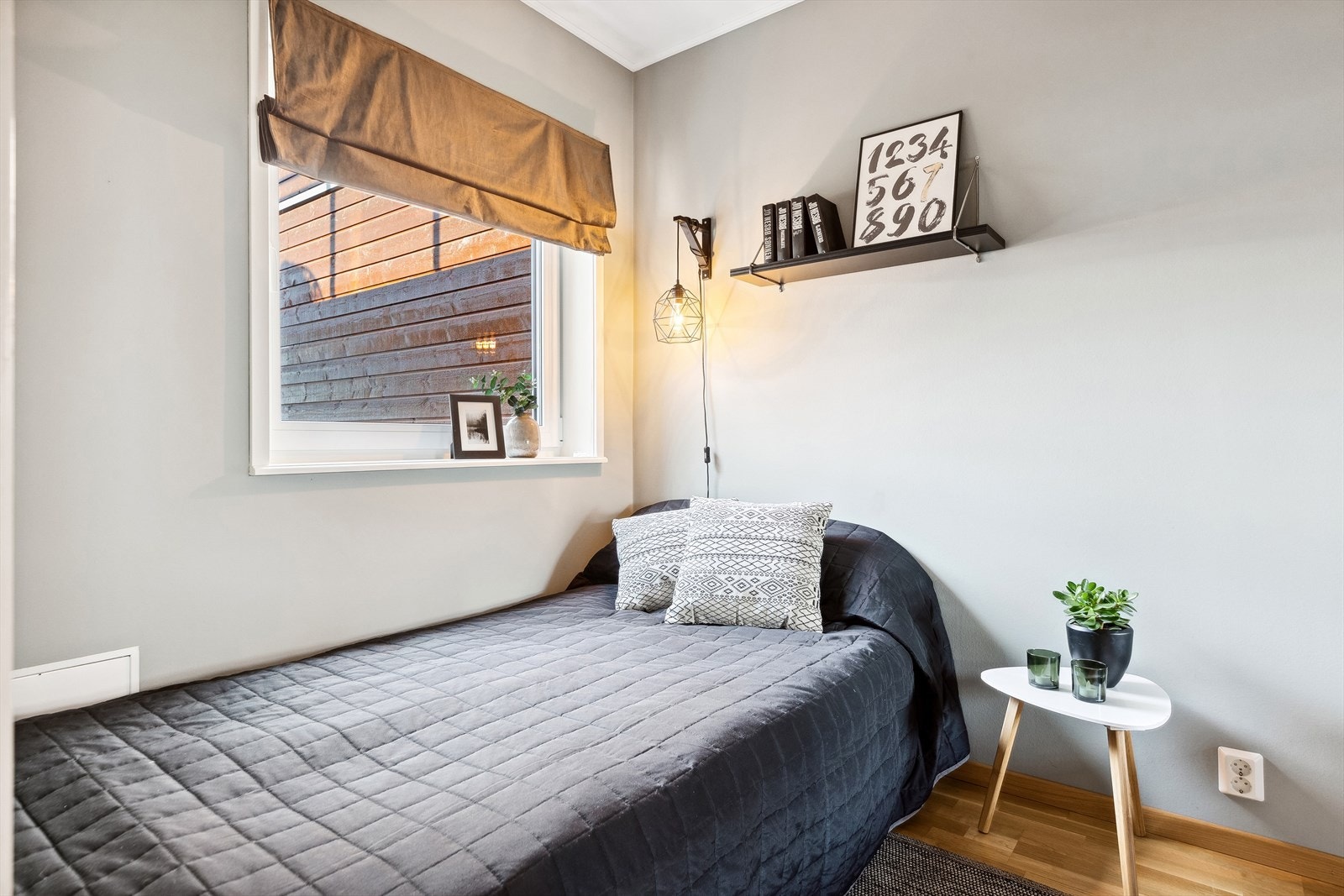 Alle soverommene har parkettgulv og malte vegger. Galleribilde