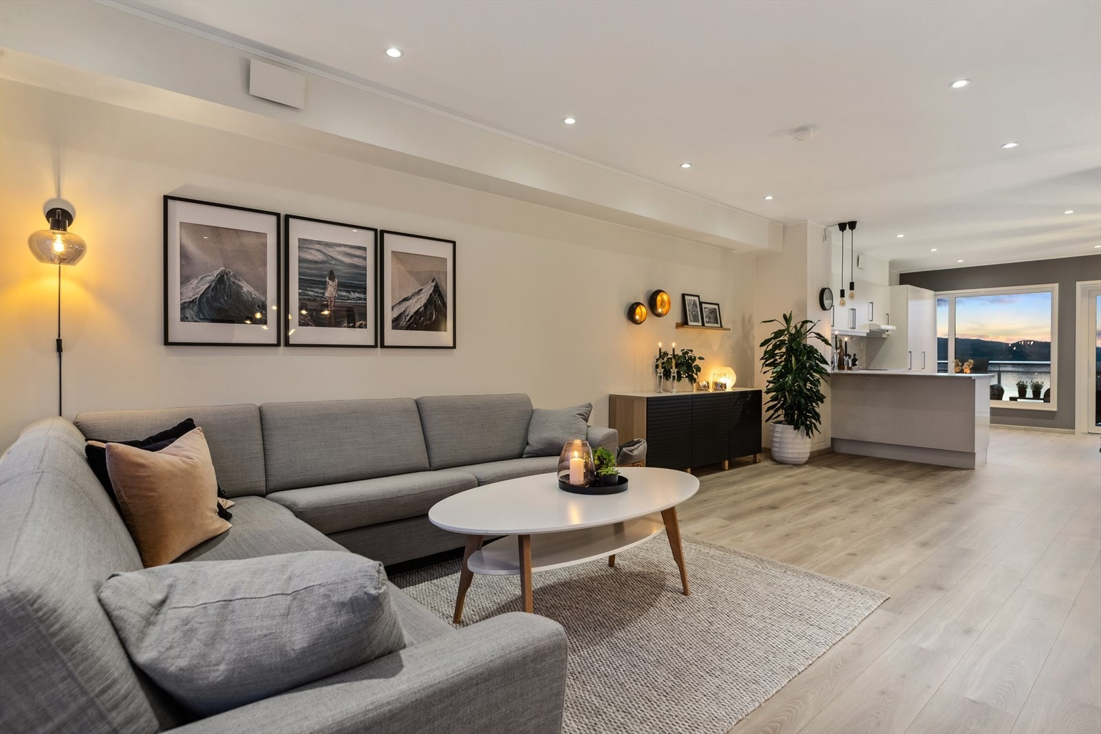 I andre etasje er boligen oppgradert med downlights i tak. Legg merke til er den fantastiske utsikten fra kjøkkensiden. Galleribilde