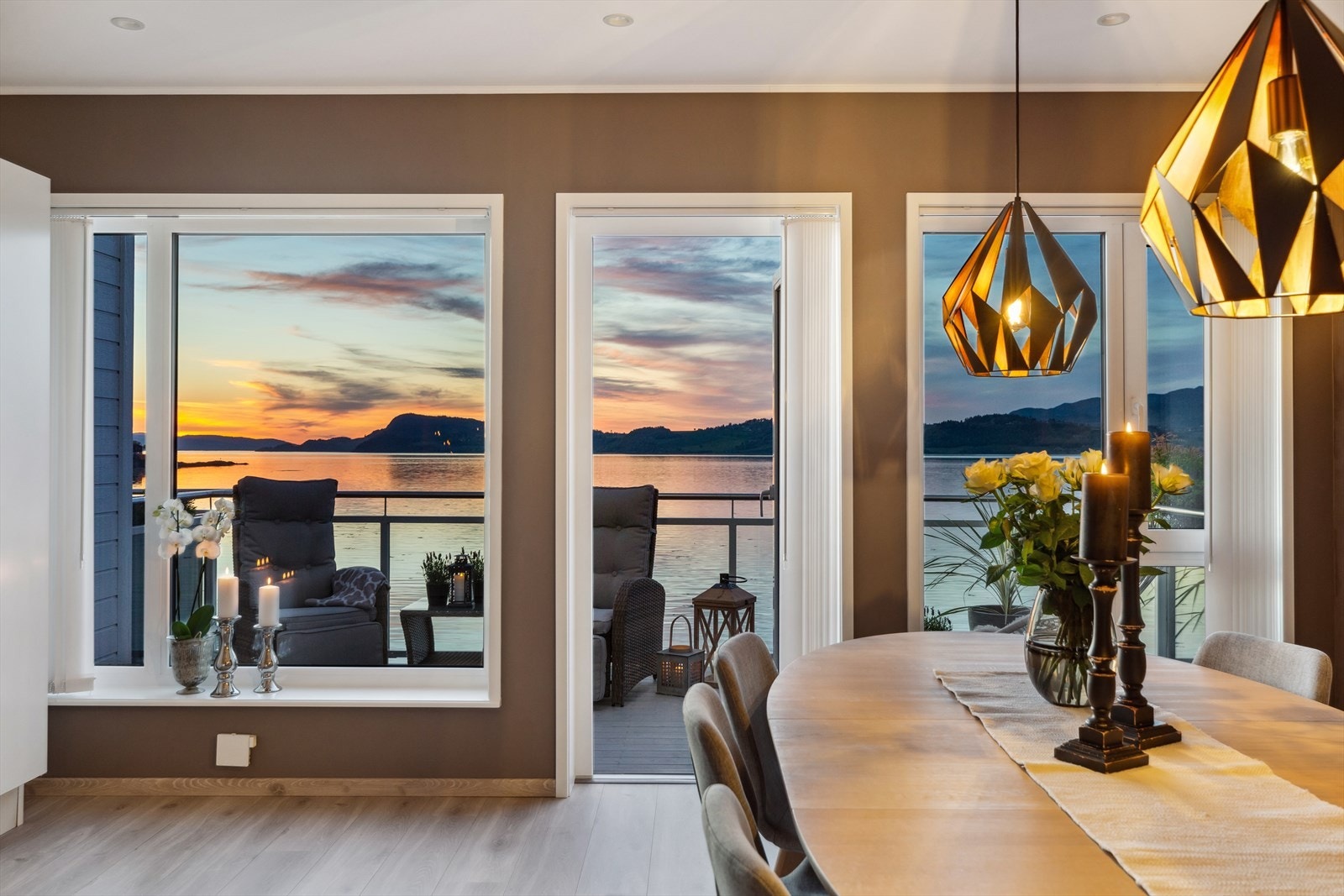 Aktiv Eiendomsmegling v/ Marius Kvalvik har gleden av å presentere Hammerstranda 22 på Buvik Brygge - et strøkent rekkehus helt nede ved sjøkanten. Galleribilde