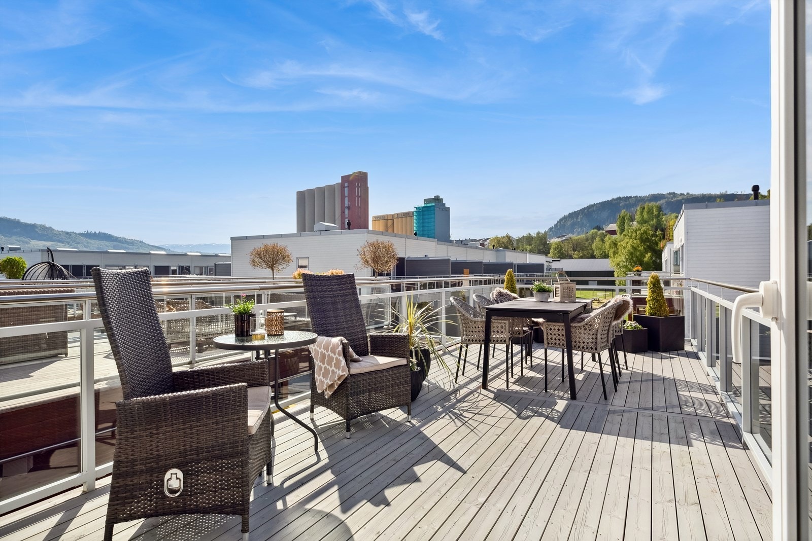 Takterrassen over carporten har god plass for utemøbler, grill med mer, og det er gode solforhold gjennom hele dagen. Galleribilde
