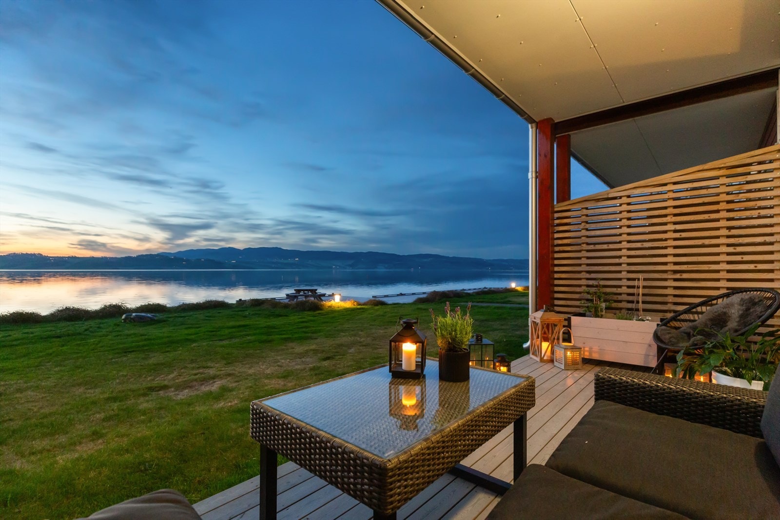 Det er plen foran terrassen utenfor hovedsoverommet, og utsikten er rett og slett nydelig. Galleribilde