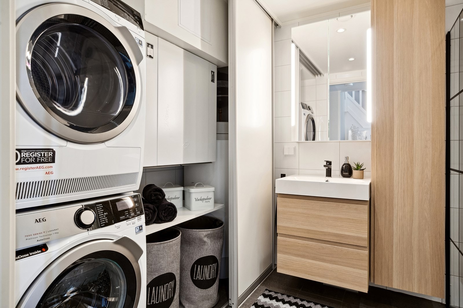På badet er det en praktisk skyvedørsgarderobe med plass for vaskemaskin, tørketrommel, skittentøyskurv med mer. Galleribilde