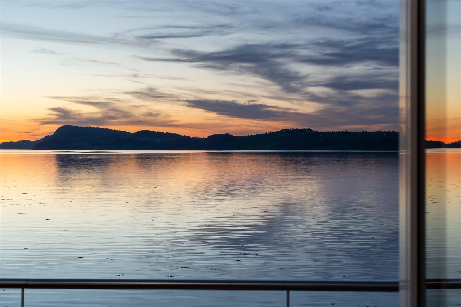 Rekkehuset har en idyllisk beliggenhet helt nede ved sjøkanten. Herfra kan du nyte fantastiske solnedganger. Galleribilde