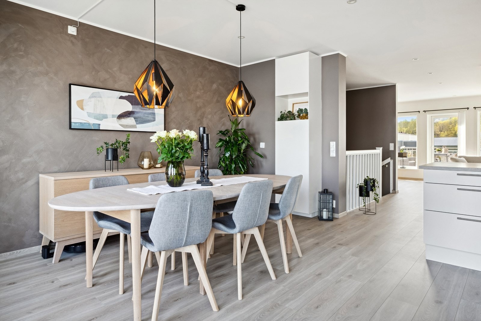 Stue/kjøkken har et pent gulv med varme fra 2020. Kjøkkenet har en pen fondvegg som gir ekstra dybde til rommet. Galleribilde