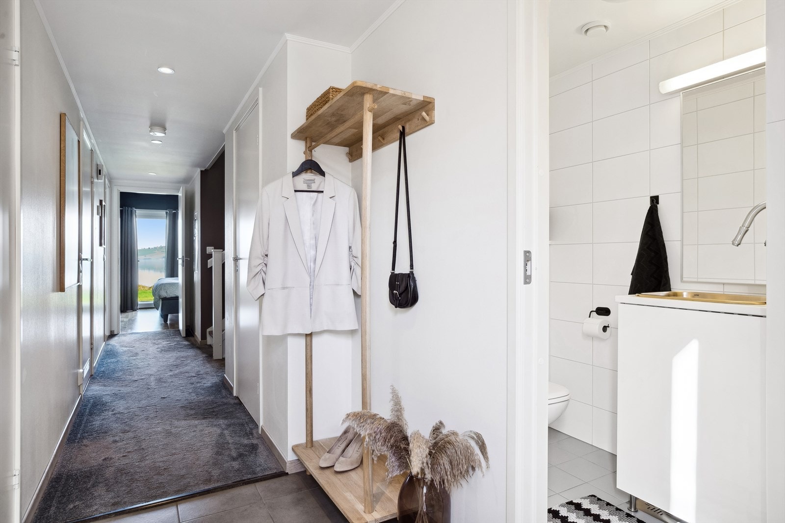 Entreen har fliser på gulvet med lun gulvvarme, og veggene er lysmalte. Det er montert downlights i taket. Galleribilde