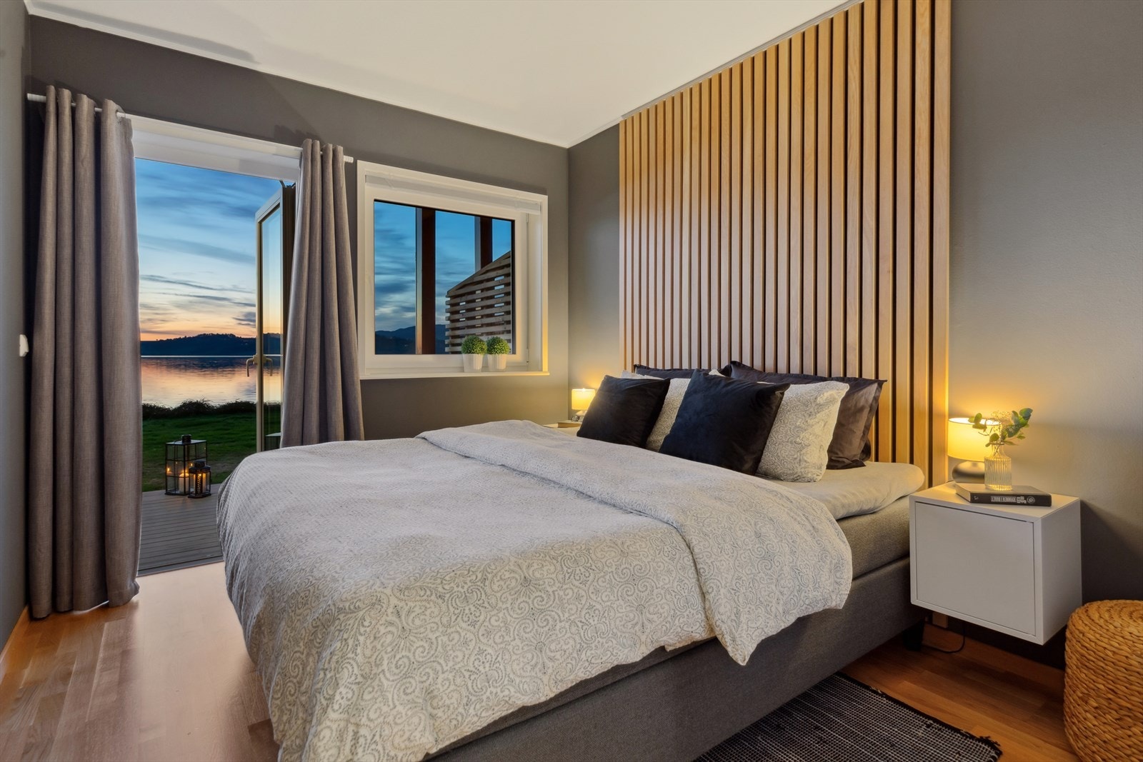 Rekkehuset har tre pene soverom, alle i første etasje. Rommene er på henholdsvis 6,5, 9 og 9 kvm. Galleribilde