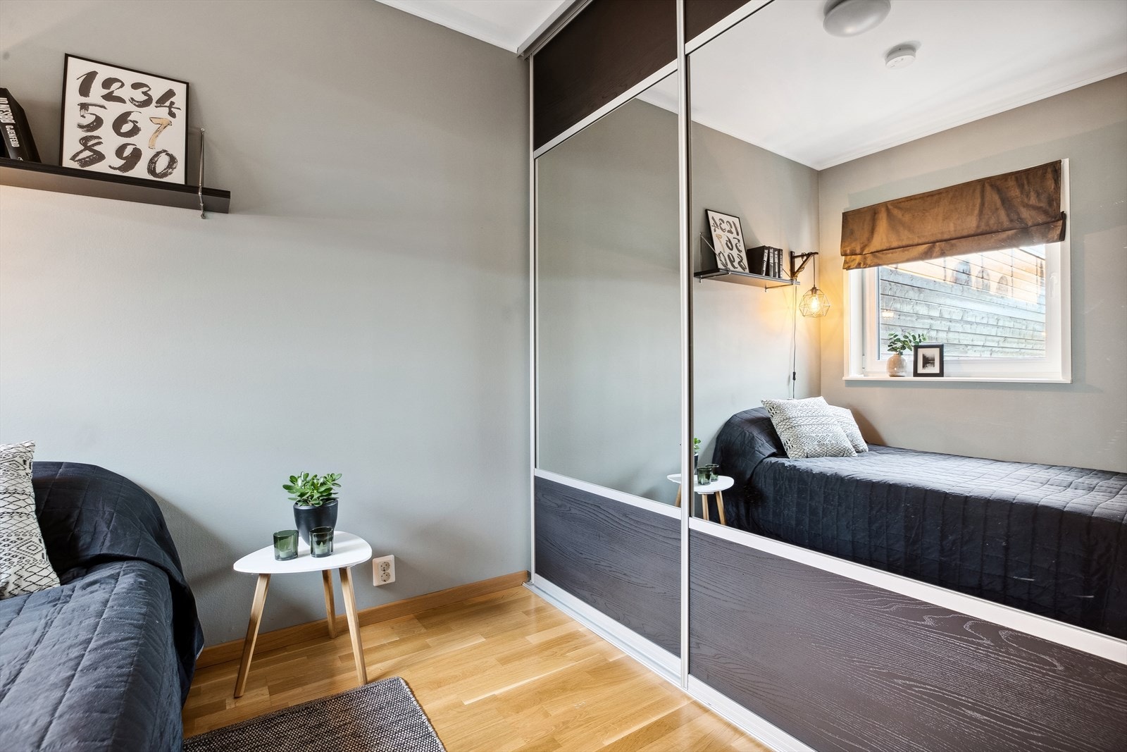 To av soverommene har garderobeskap, mens hovedsoverommet har et garderoberom. Galleribilde