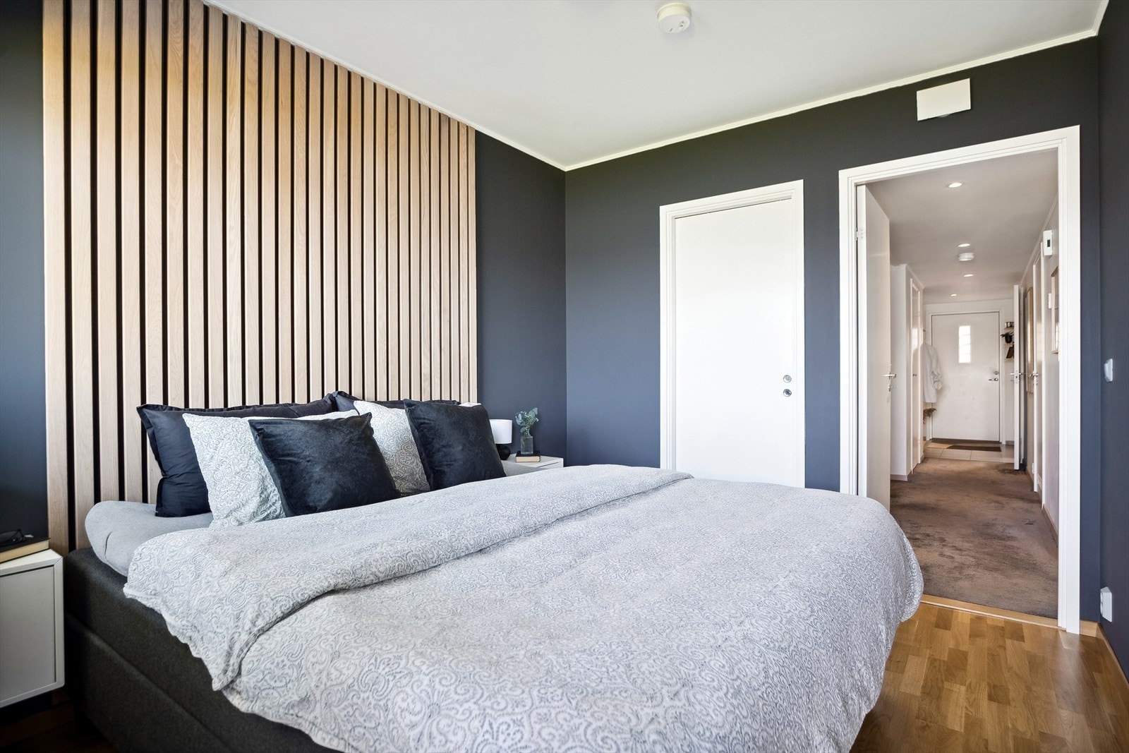 Hovedsoverommet er på 9 kvm og har et praktisk garderoberom i tilknytning. Galleribilde