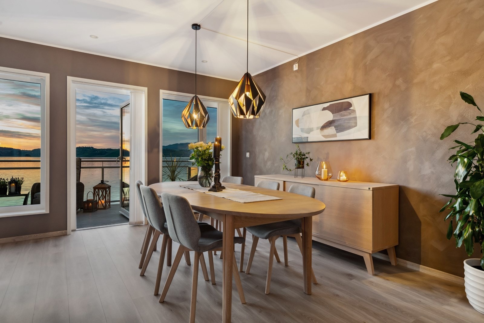 På kjøkkenet er det plass for stort spisebord, og her kan gode måltider nytes sammen med utsikten. Galleribilde