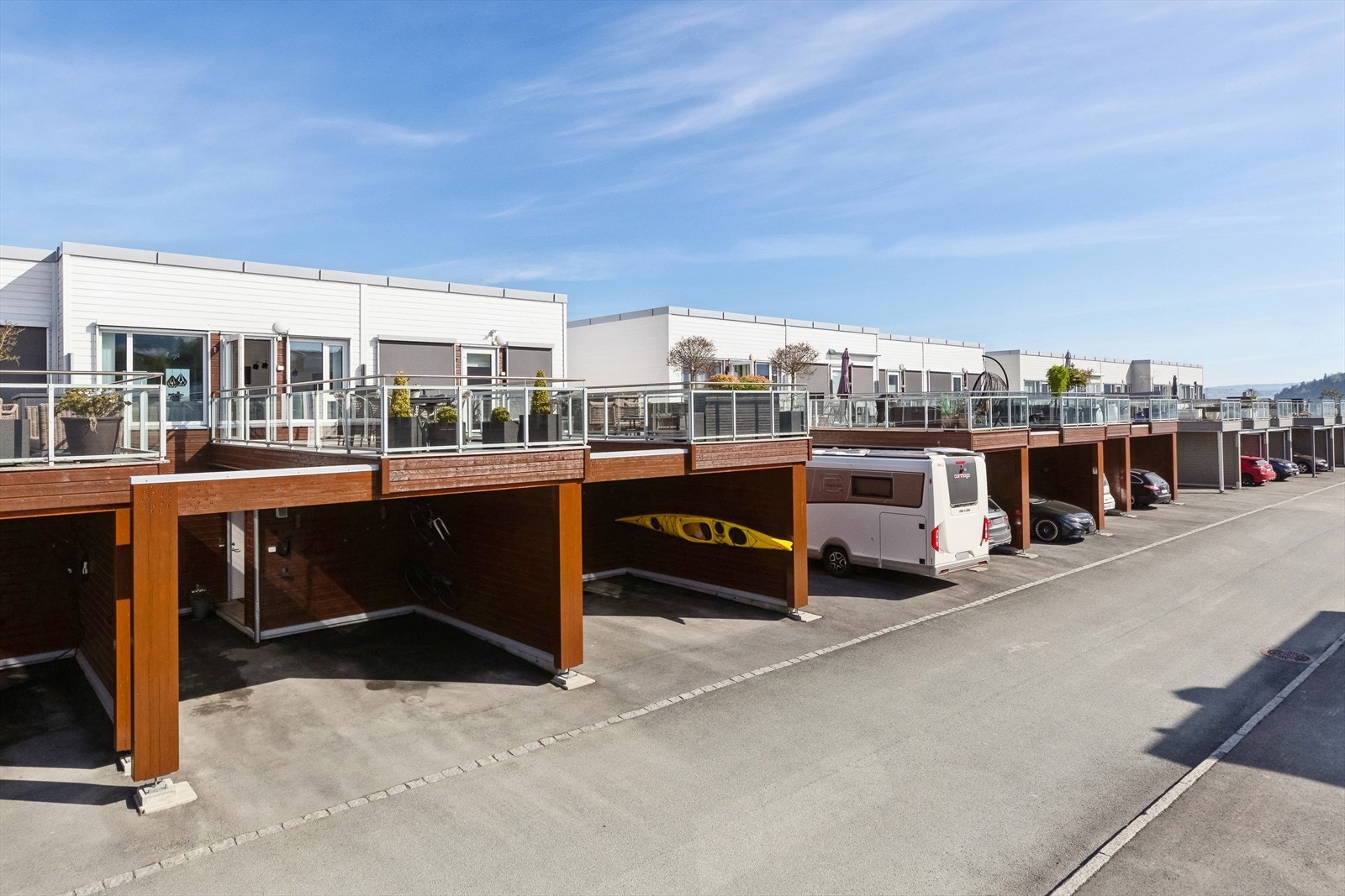 Det er kort vei til dagligvare, skole, barnehage og 230 meter til bussholdeplass med hyppige avganger til og fra Trondheim/Orkanger. Galleribilde