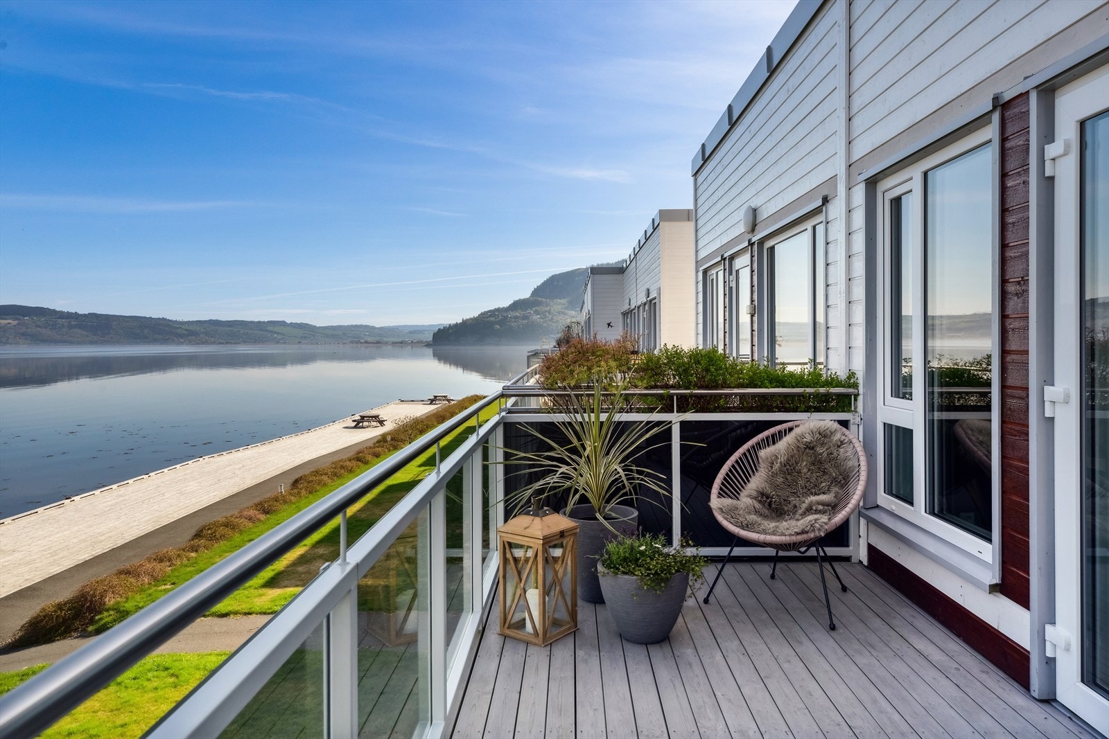 Balkongen utenfor kjøkkenet er på 10 kvm. Under balkongen er det en lun terrasse på 11 kvm. Galleribilde