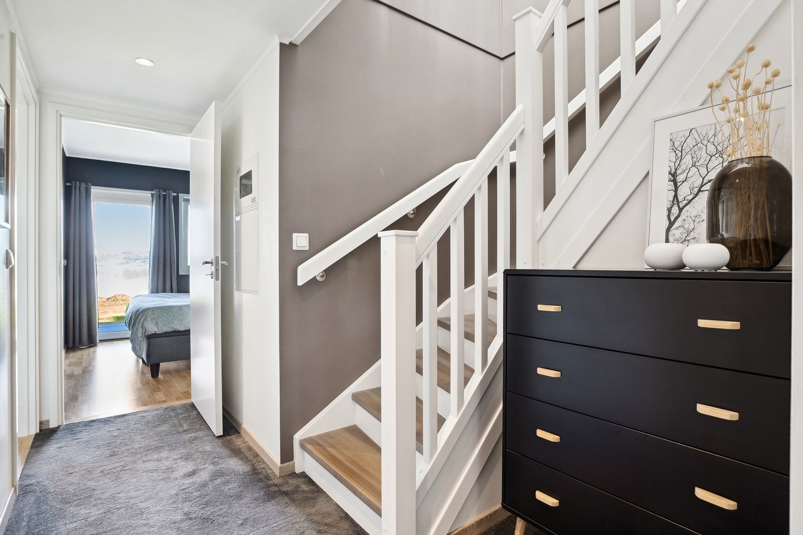 Under trappen er det etablert en lagringsbod. Se plantegning. Galleribilde